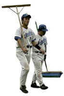 トンボ持って歩くヤスとヒデポン