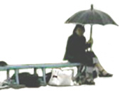 相手ベンチ傘を持った人