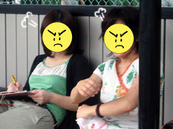 ベンチでご立腹