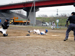 ホームで仰向けに転んだオサム