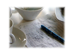 コーヒカップ、ペンとメモ紙