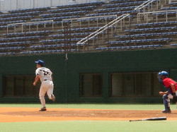 一塁へ走るオサム