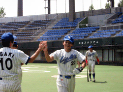 ベンチに戻るブン