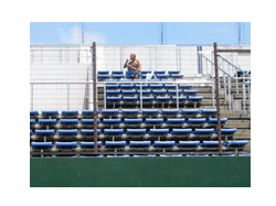 一人観客席に居る裸のオヤジ