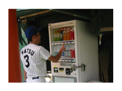 自動販売機でジュースを買うマツ