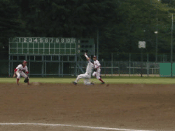 ミン２塁スライディング