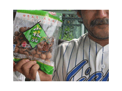 謎の中国土産持つヒゲガミ監督