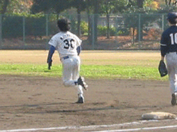 一塁駆けるヒゲガミ