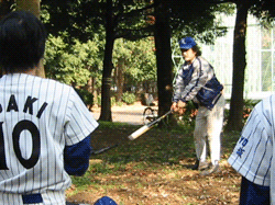 どんぐり打つヒゲガミ