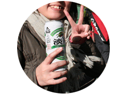 缶ビール持つナッコ