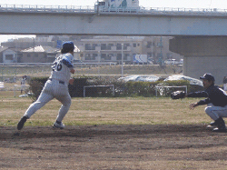 セカンドへ戻るオサム