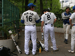 二人ユニフォーム後ろ姿