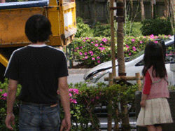 事故車を眺める二人