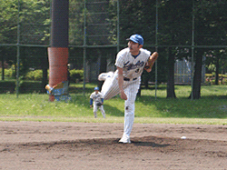 マウンドに立つマツ