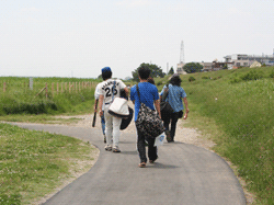 E面目指して河原を歩く