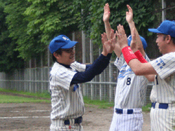 ハイタッチ出迎えられるゲンキ