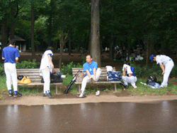 球場出てベンチで着替え