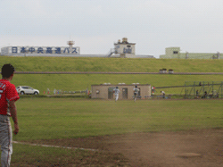 打球を追うレフト、センター