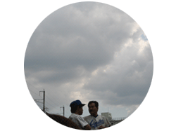 頭上に広がる曇り空