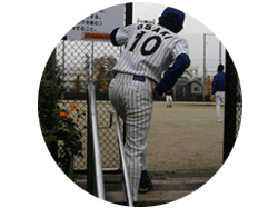 球場を覗き込むユージ