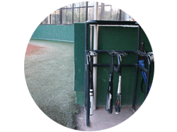 おまけ写真：ベンチに立て掛けられた複数のバット