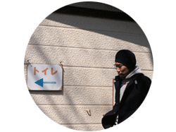 おまけ写真：トイレ案内板の前を通るナベ