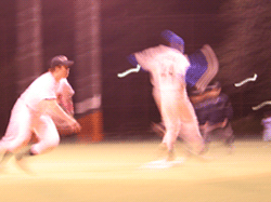 送球エラー１塁駆けるウメ