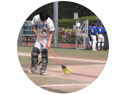 おまけ写真：試合後ダートサークルを箒で掃くブン