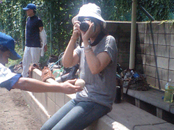 ベンチ前カメラ構えるノリ