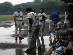 ベンチ前立ち尽くすメンバー