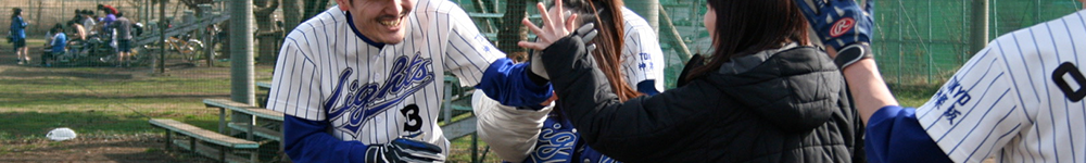 マツ、ベンチ前ハイタッチ