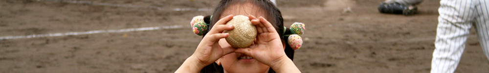 試合を見守るマネージャーら