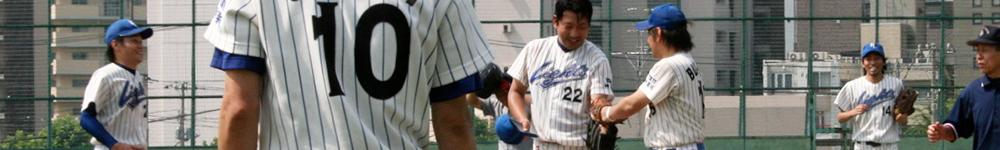 勝利、マウンド上のカズに駆け寄る野手