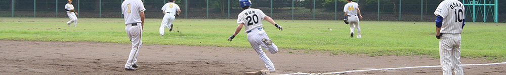 一塁を駆け抜けるブン