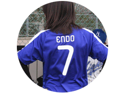 おまけ写真：サッカーのユニフォームを着たオリマネジャーの後ろ姿 背番号「ENDO 7」