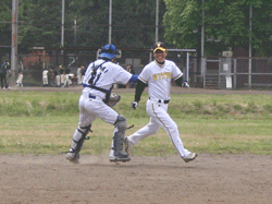 ランナーを追い詰めるゲンキ