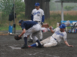 ホームに滑り込むイハラ