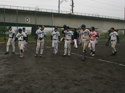 ベンチに戻るナイン