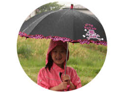 おまけ写真：傘をさすハナちゃん