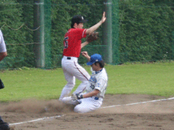 サードに滑り込むブン