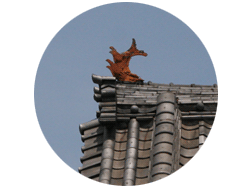 おまけ写真：球場の隣、お寺の瓦屋根のシャチホコ