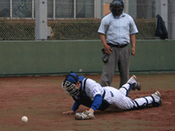 キャッチ失敗転ぶキャッチャーゲンキ