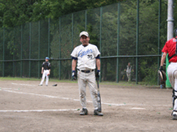 立ち尽すバッターヒゲガミ