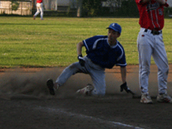 ３塁に滑り込むアダッチ