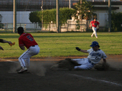 ３塁に滑り込むブン