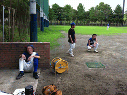 ベンチ横の洗い場にへたり込むユージ達