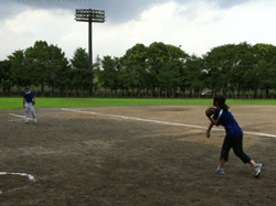 キャッチボールするブンとオリ