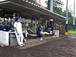 ベンチで雨宿り