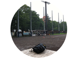 雨宿りのベンチに置かれたグラブ