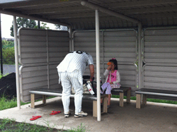 ベンチ内オサム親子